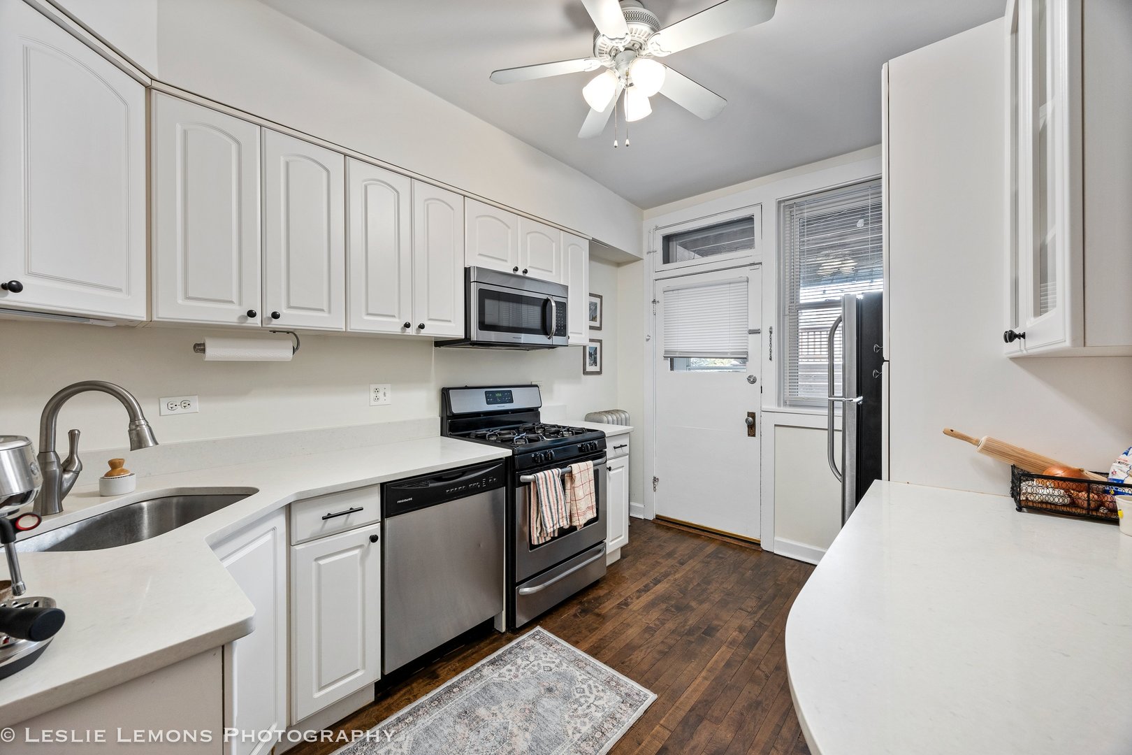 1514 W BYRON Street Unit: 2E