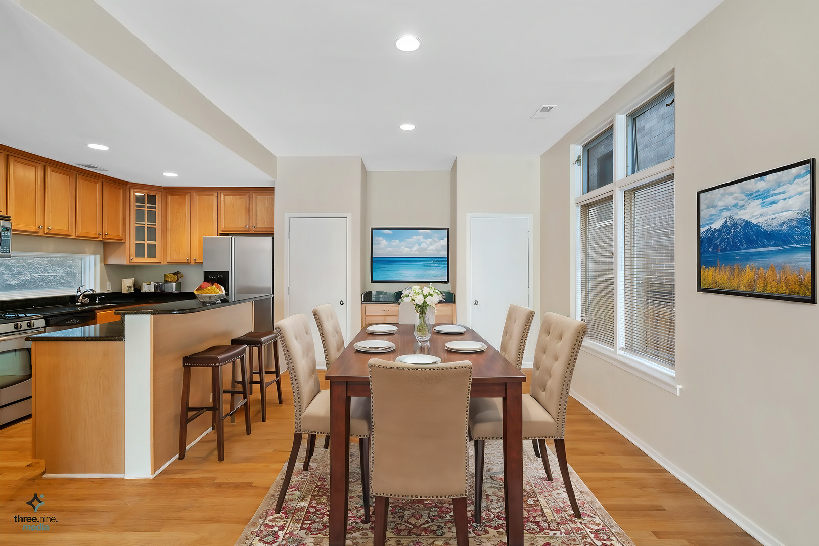 2723 N Southport Avenue Unit: FRNT