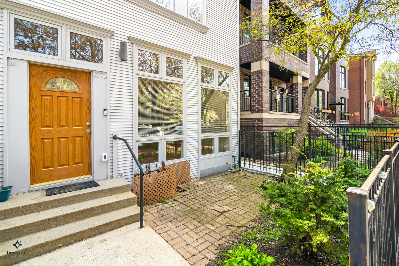 2723 N Southport Avenue Unit: FRNT