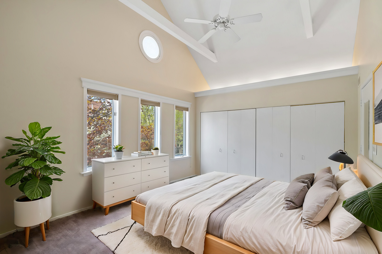 2723 N Southport Avenue Unit: FRNT