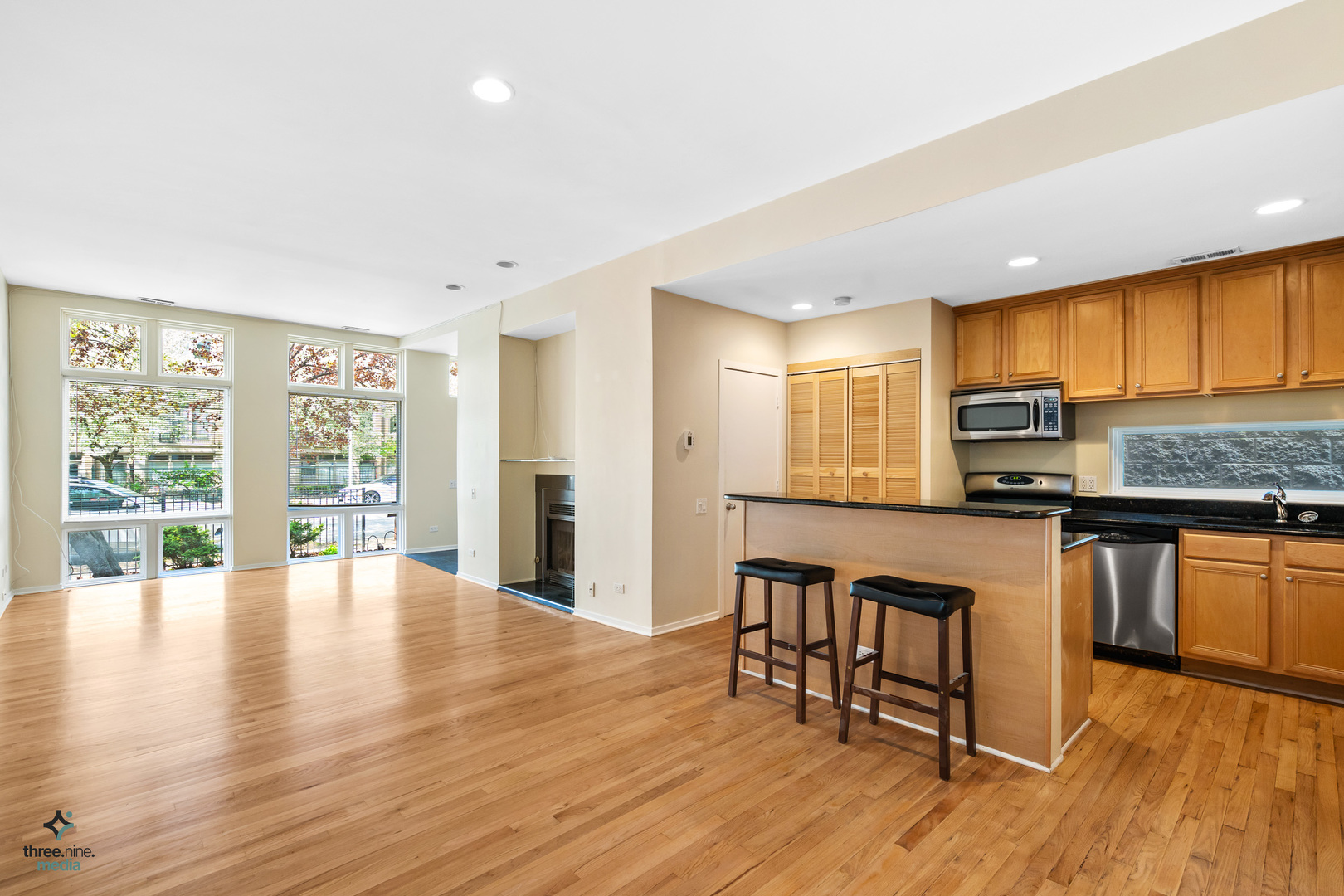 2723 N Southport Avenue Unit: FRNT