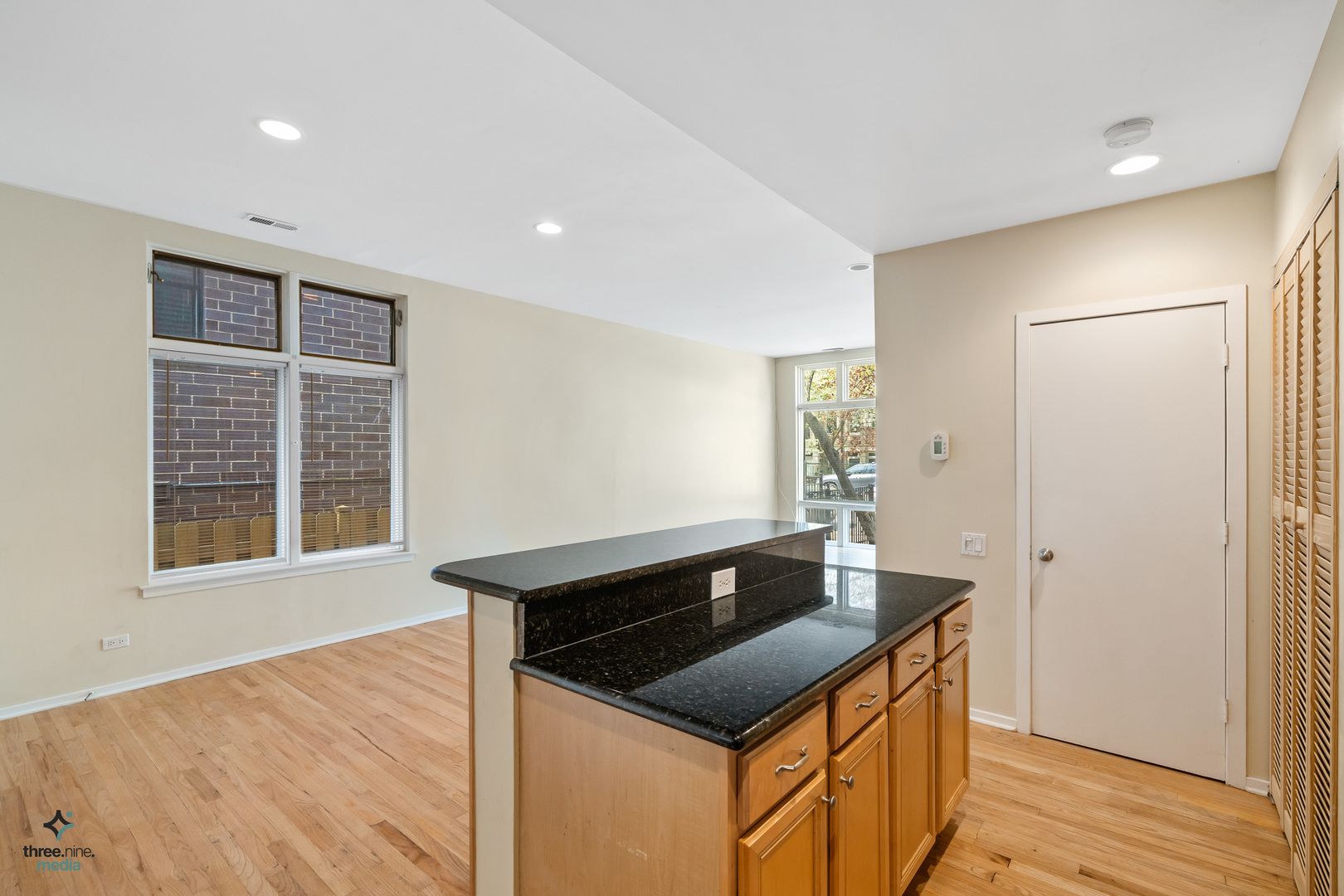 2723 N Southport Avenue Unit: FRNT