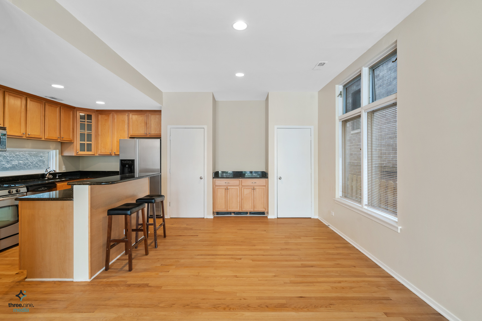 2723 N Southport Avenue Unit: FRNT