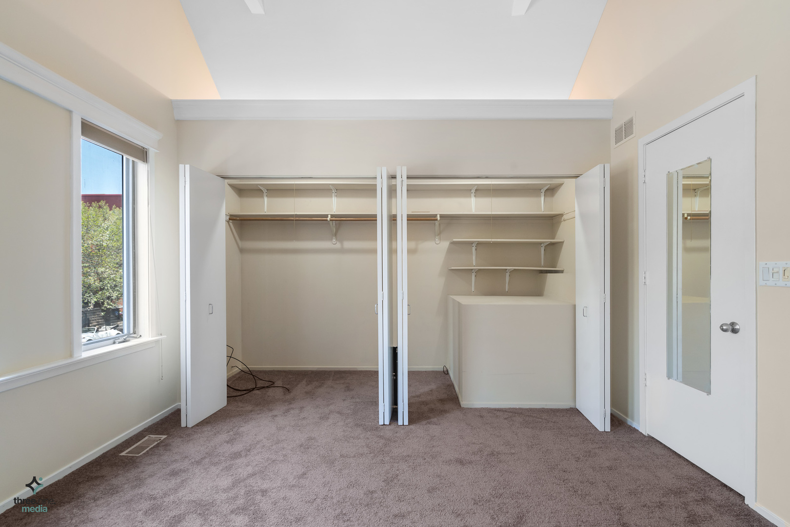 2723 N Southport Avenue Unit: FRNT