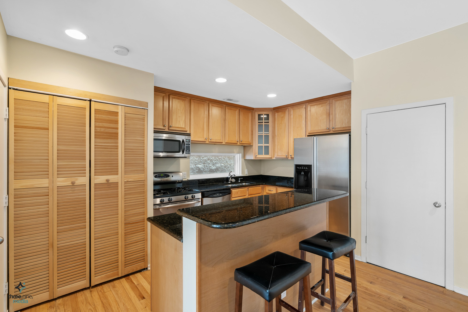 2723 N Southport Avenue Unit: FRNT