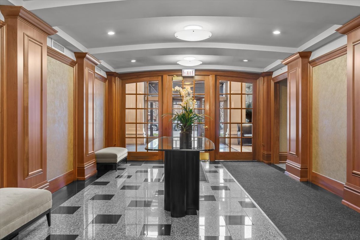 1301 N DEARBORN Parkway Unit: 1306