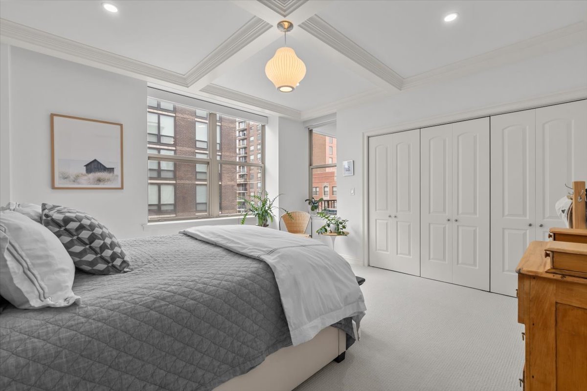 1301 N DEARBORN Parkway Unit: 1306