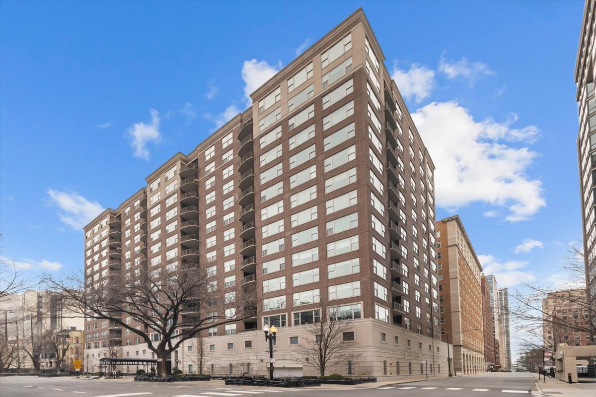 1301 N DEARBORN Parkway Unit: 1306