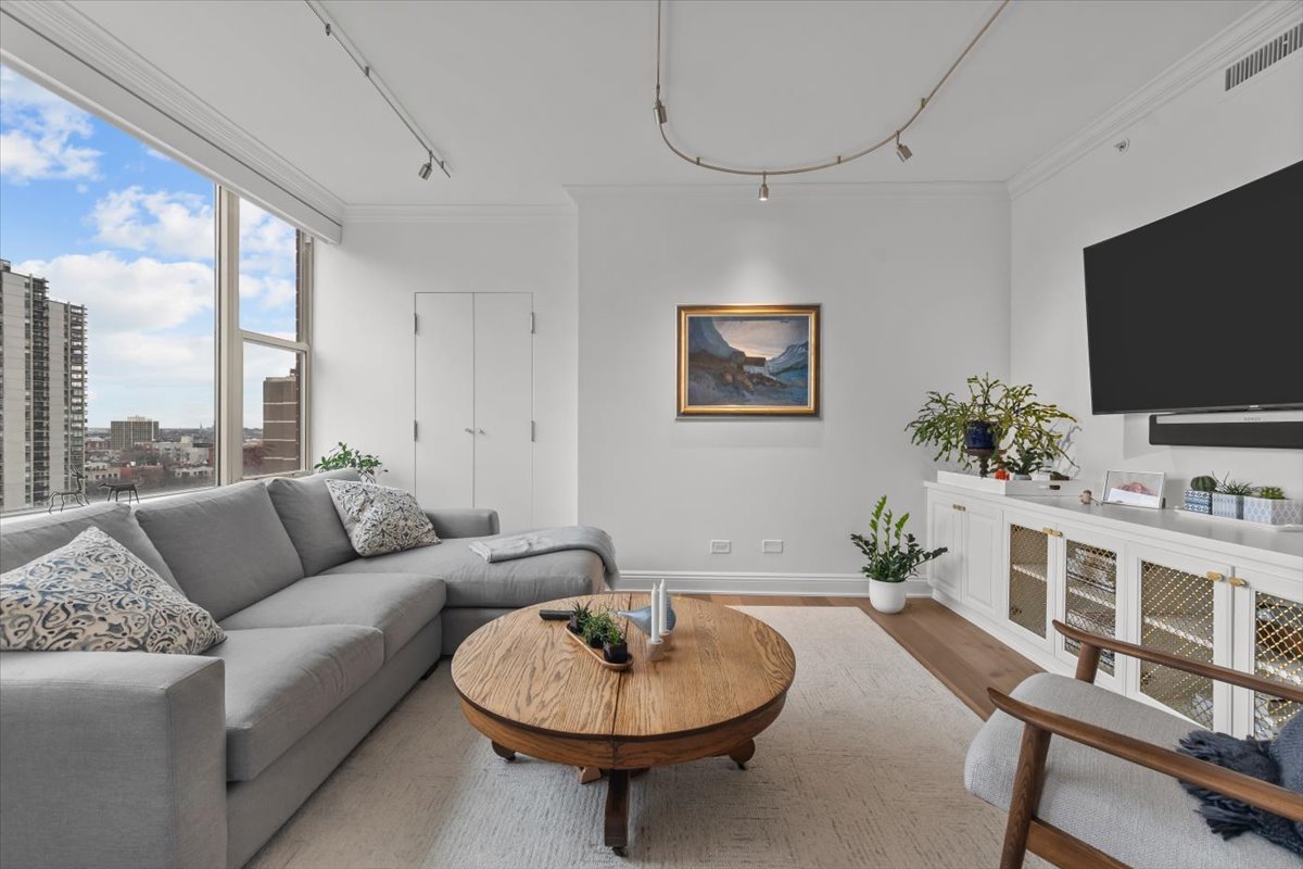 1301 N DEARBORN Parkway Unit: 1306
