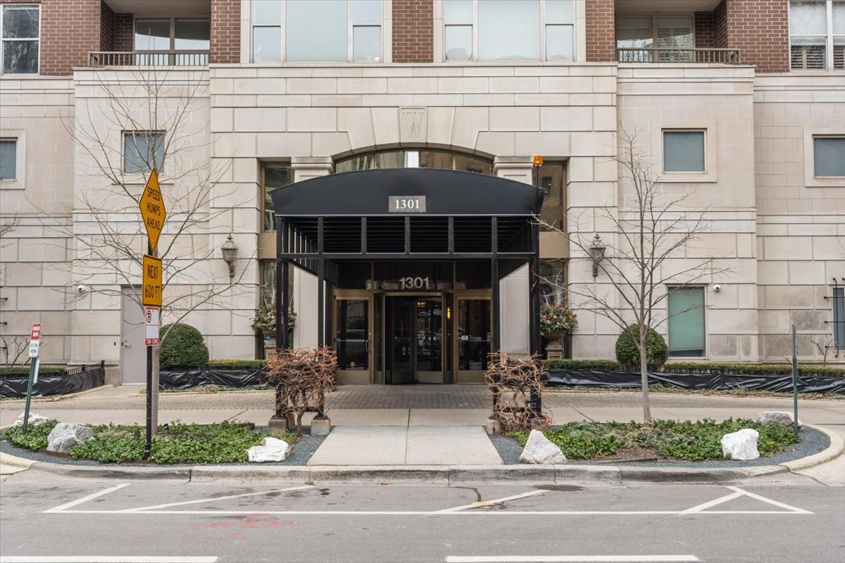 1301 N DEARBORN Parkway Unit: 1306