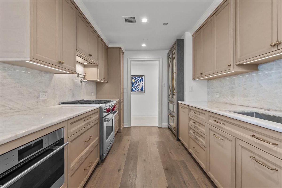 1301 N DEARBORN Parkway Unit: 1306
