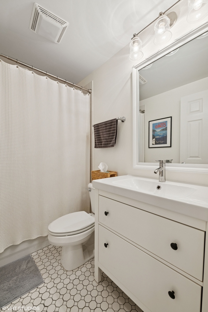2139 W Roscoe Street Unit: 2E