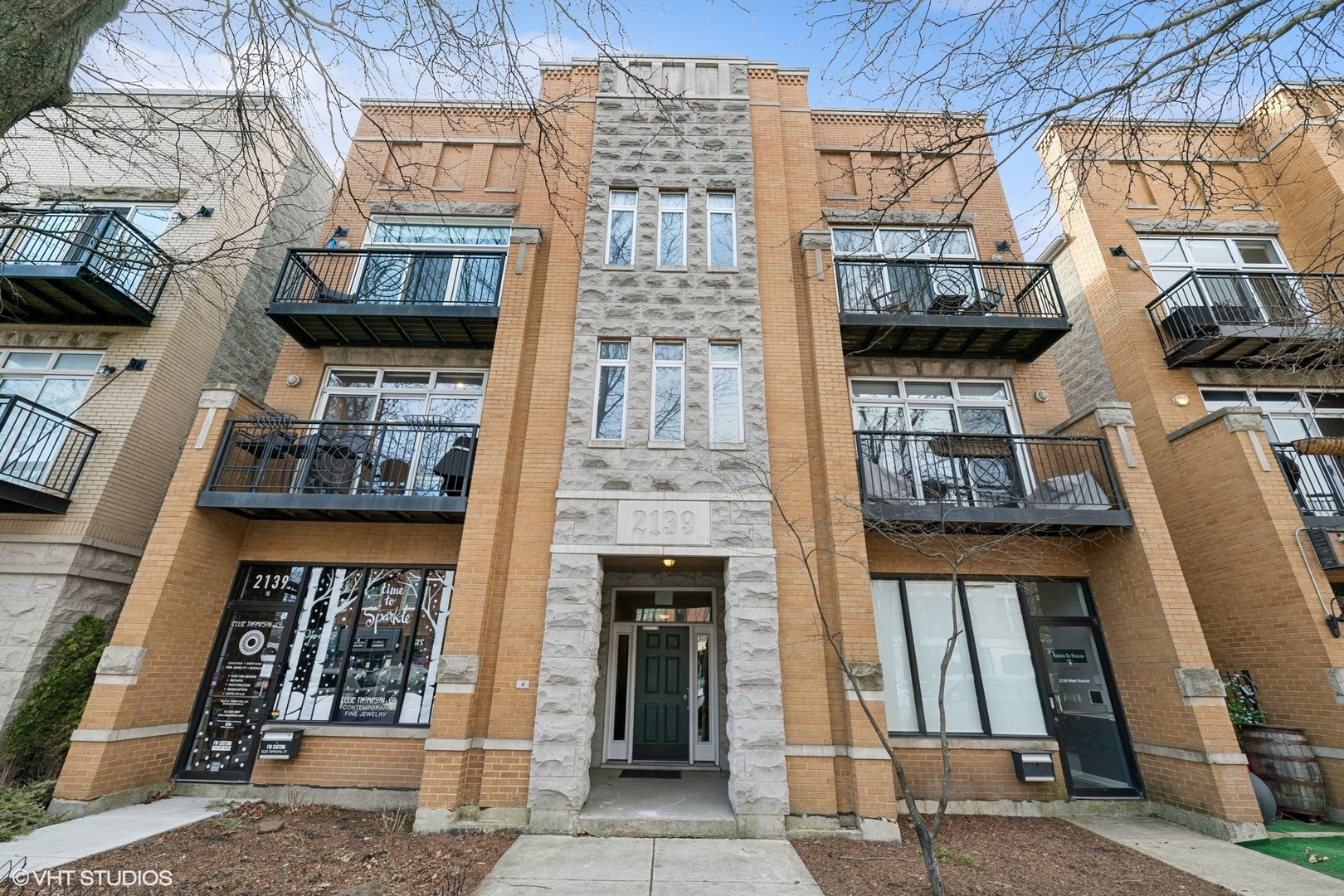 2139 W Roscoe Street Unit: 2E