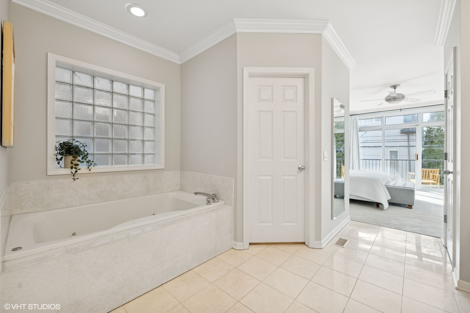 2139 W Roscoe Street Unit: 2E
