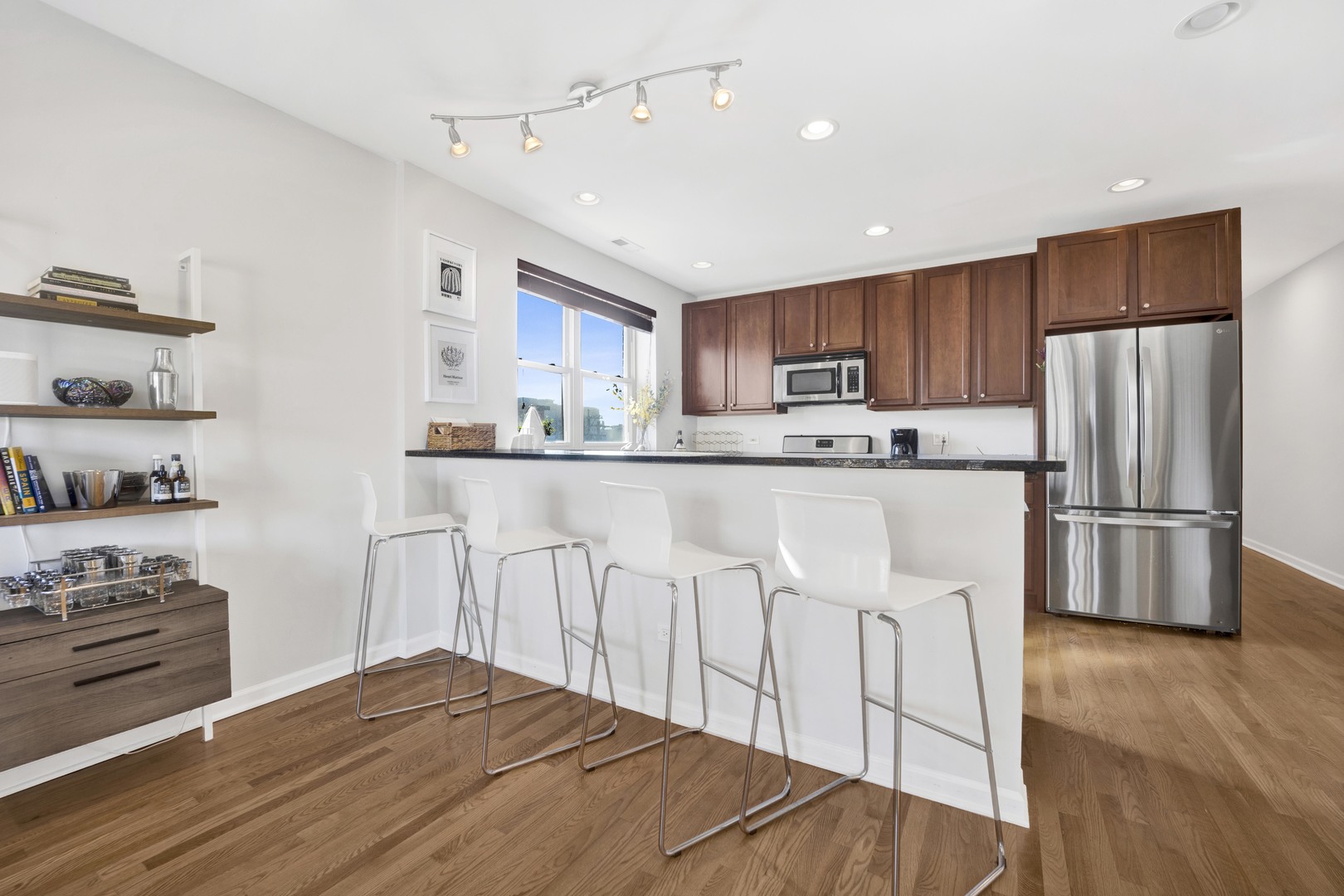 2525 W FARRAGUT Avenue Unit: 3E
