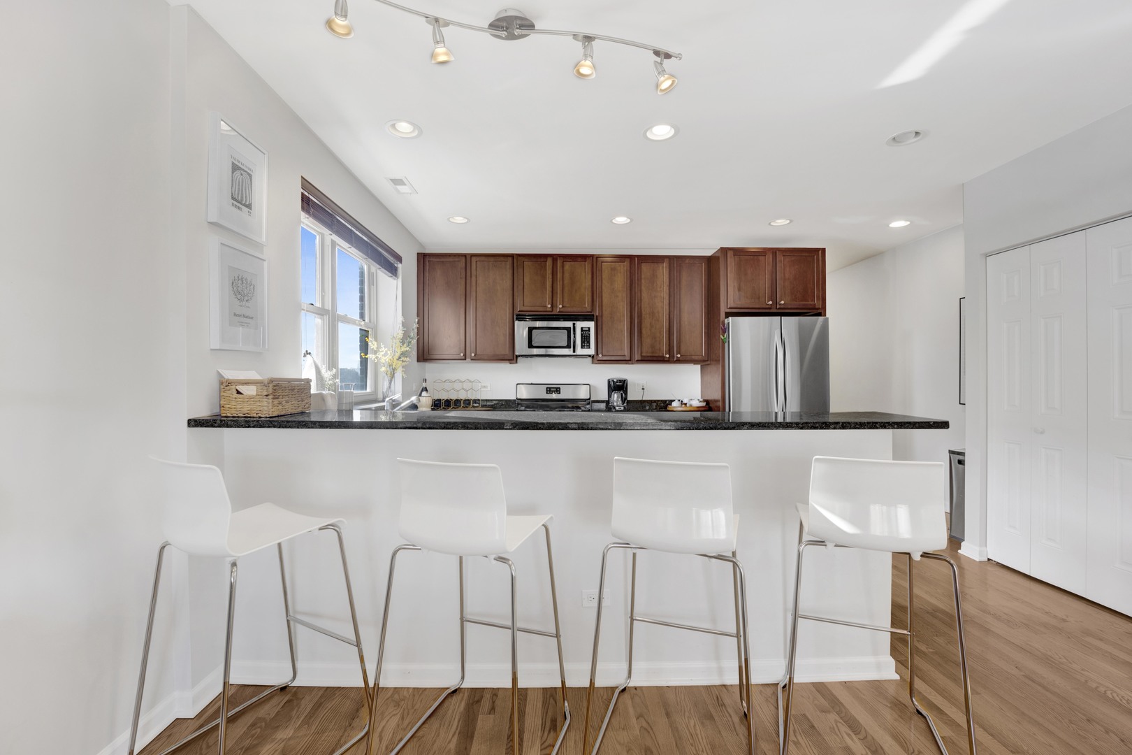 2525 W FARRAGUT Avenue Unit: 3E