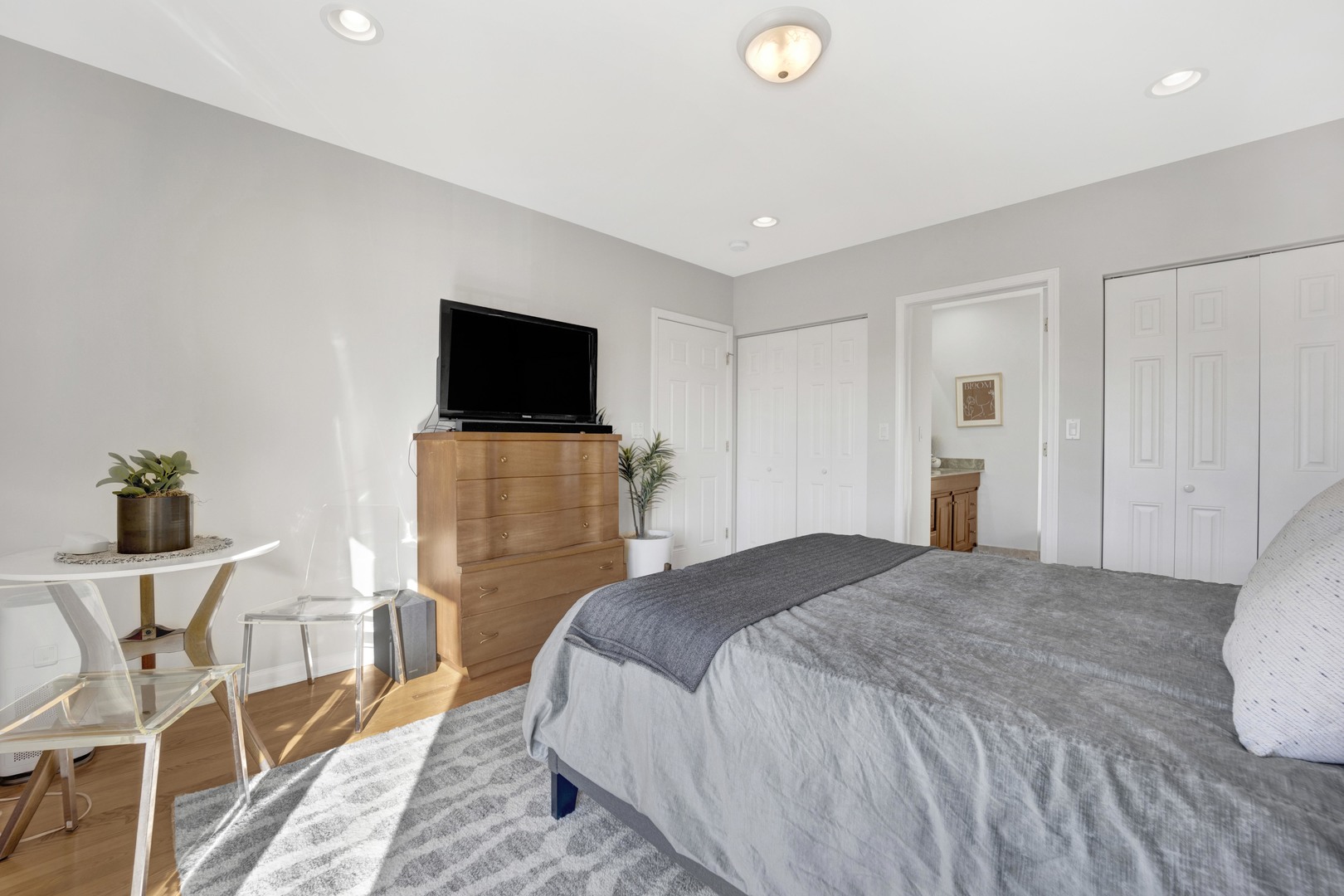 2525 W FARRAGUT Avenue Unit: 3E