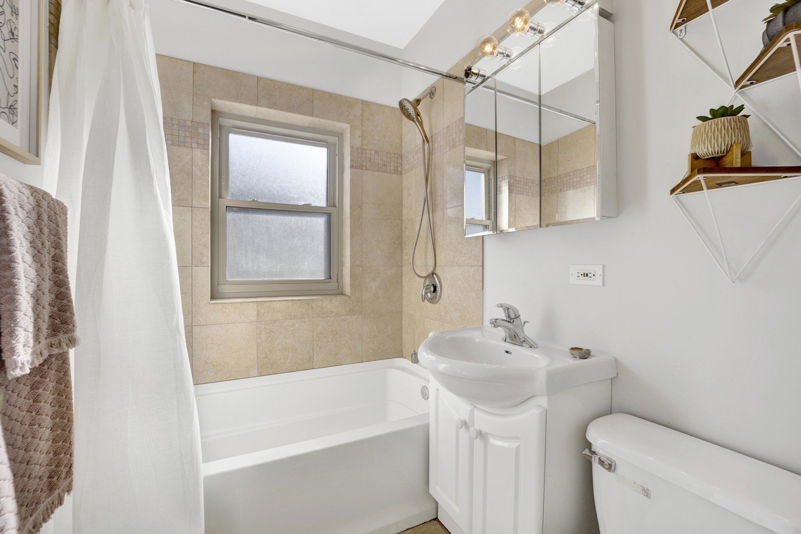 2525 W FARRAGUT Avenue Unit: 3E