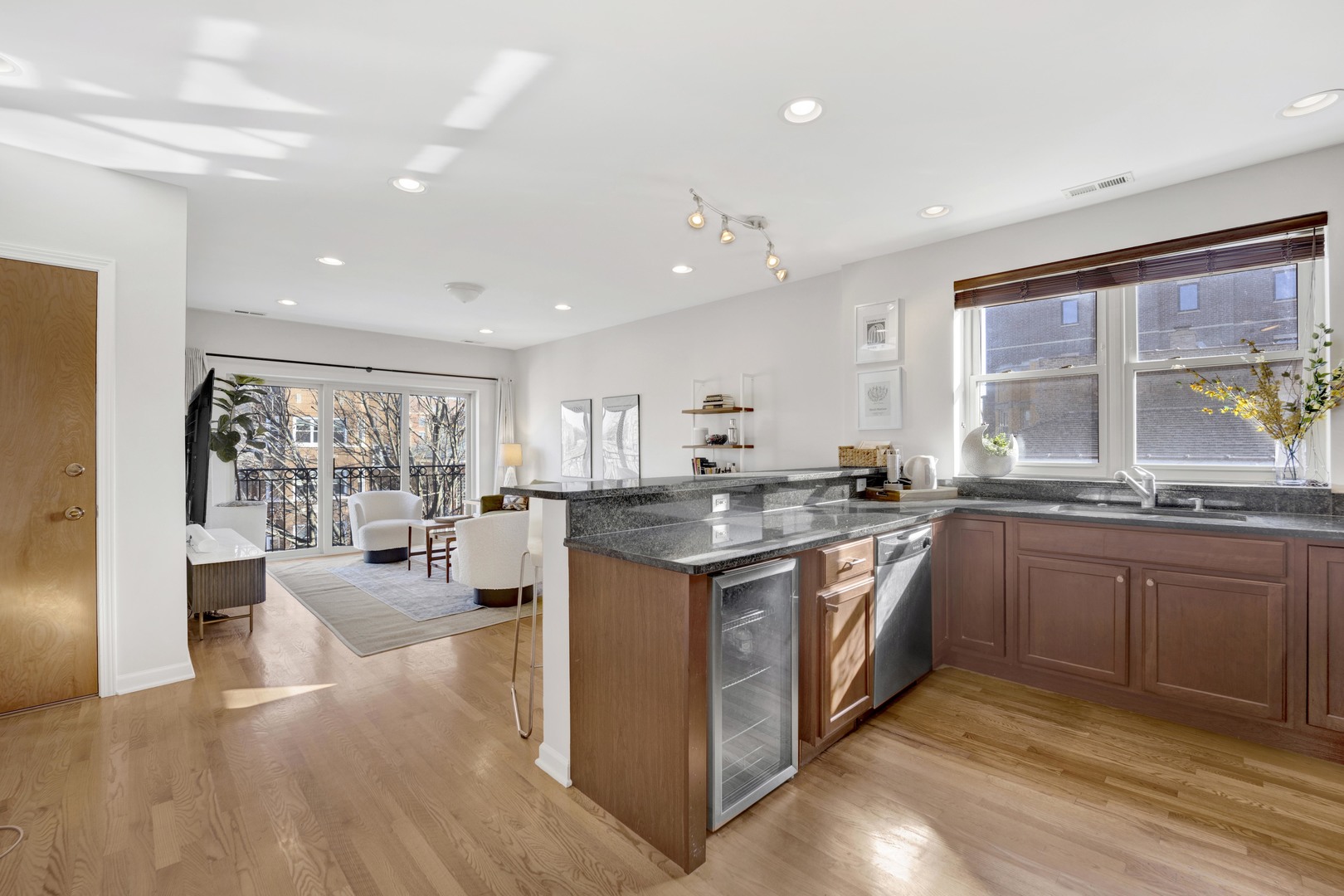 2525 W FARRAGUT Avenue Unit: 3E