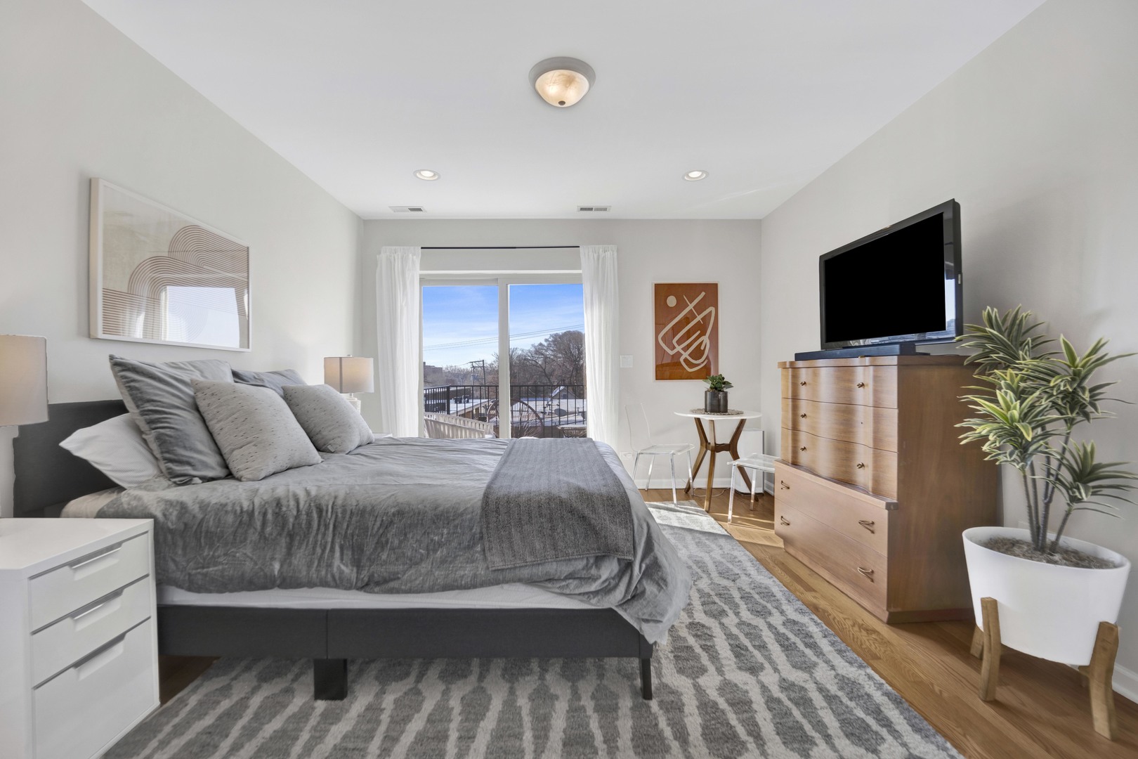 2525 W FARRAGUT Avenue Unit: 3E