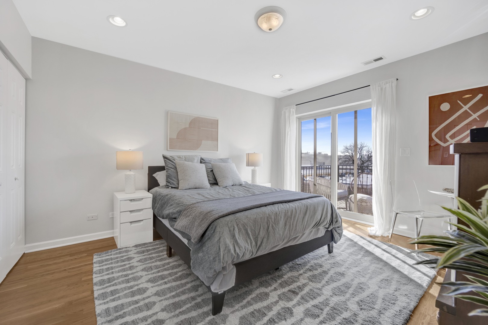 2525 W FARRAGUT Avenue Unit: 3E
