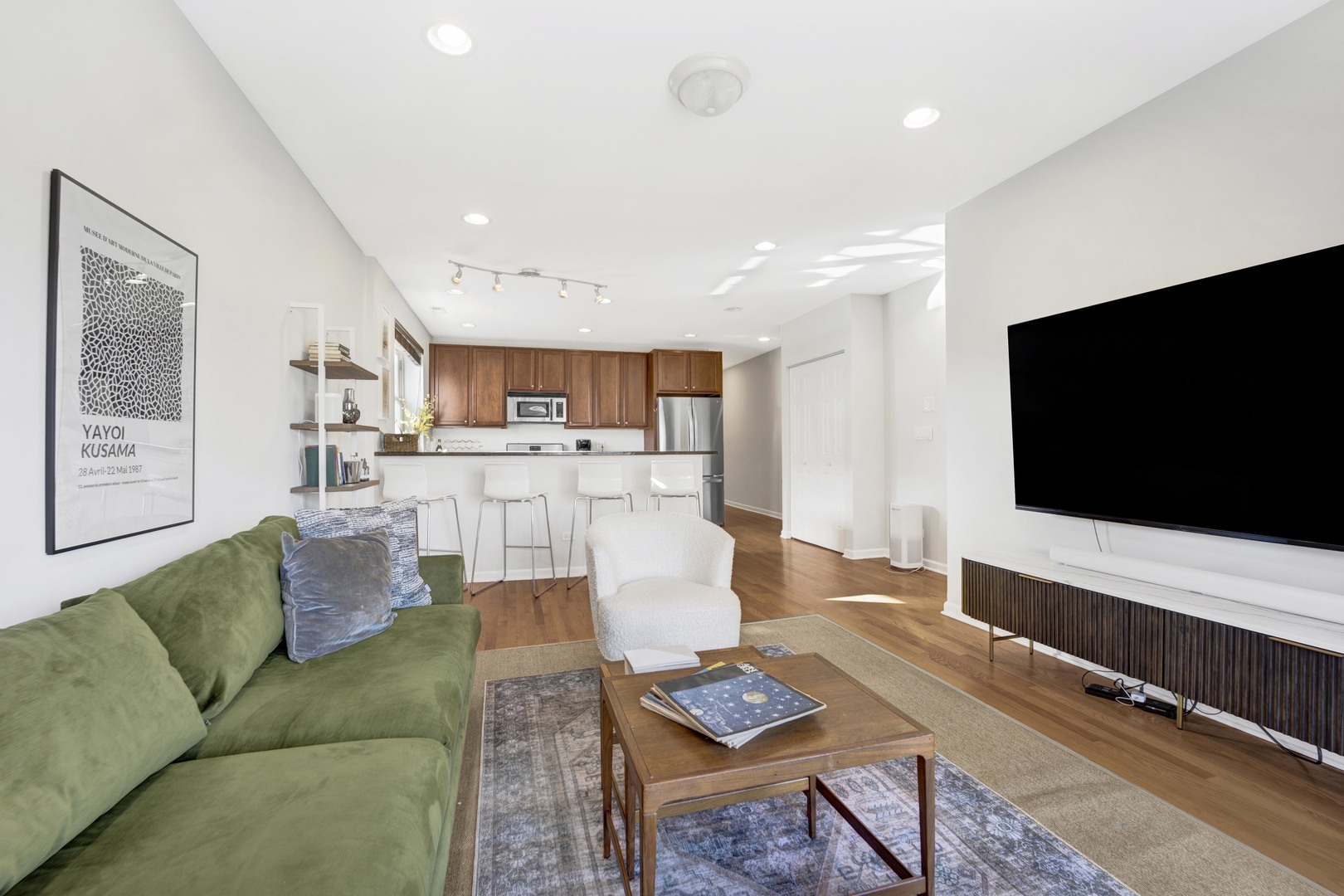 2525 W FARRAGUT Avenue Unit: 3E
