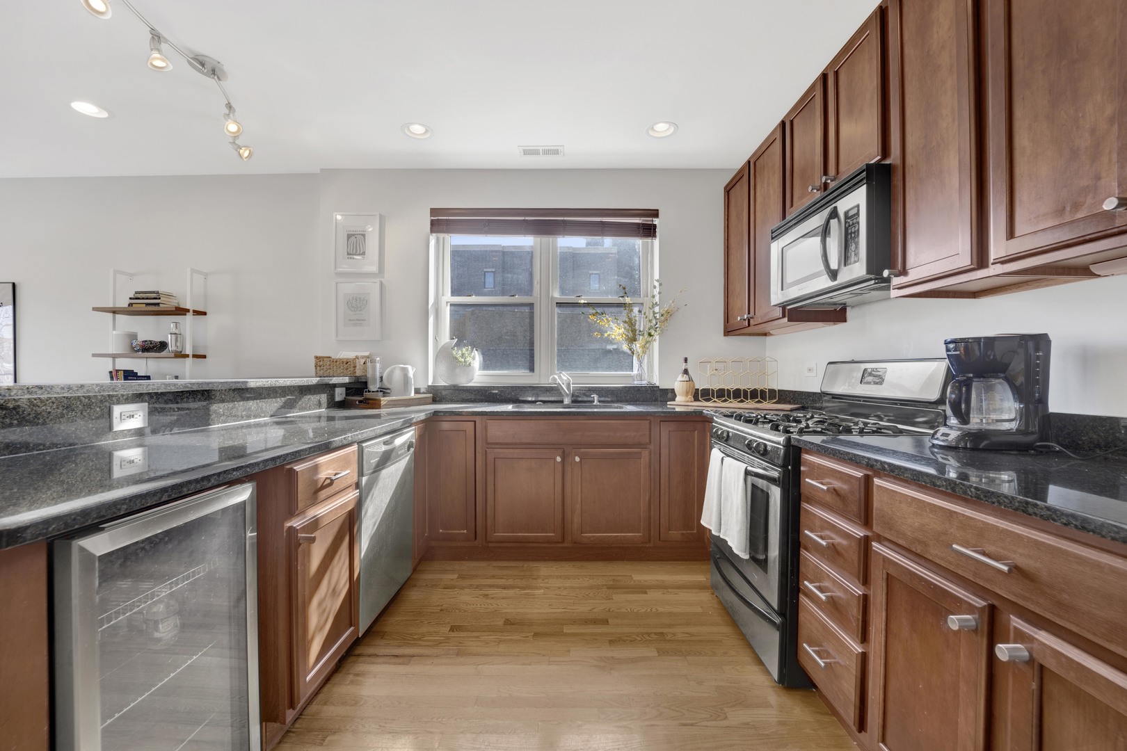 2525 W FARRAGUT Avenue Unit: 3E