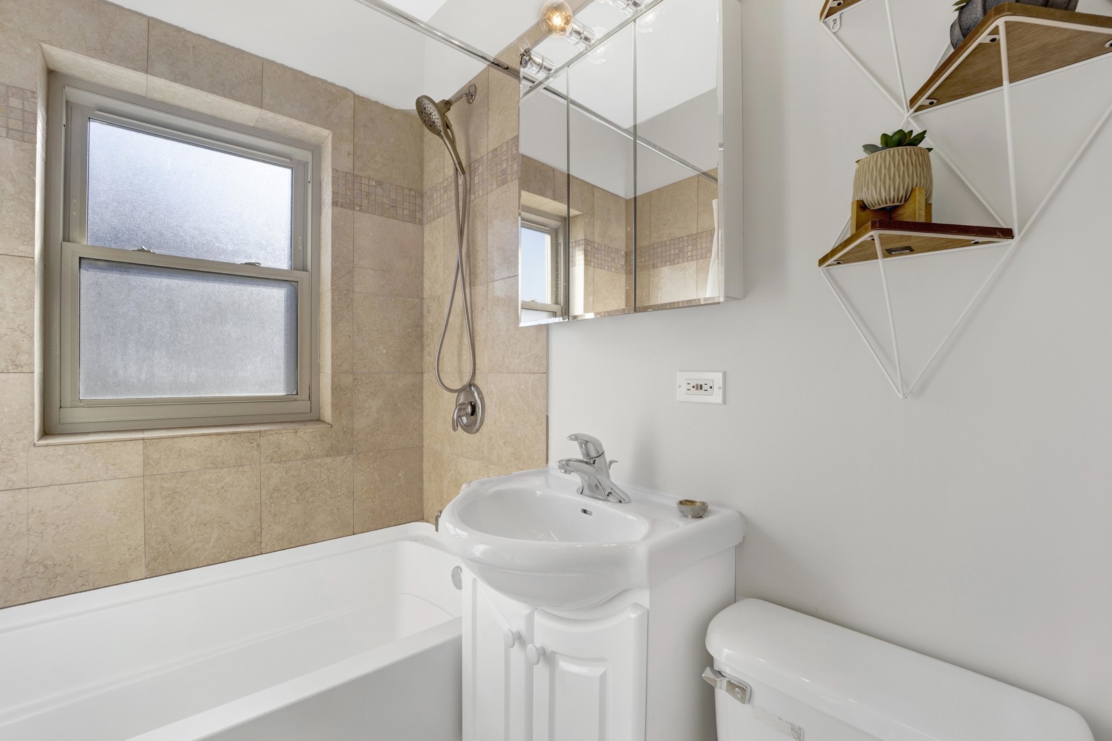 2525 W FARRAGUT Avenue Unit: 3E