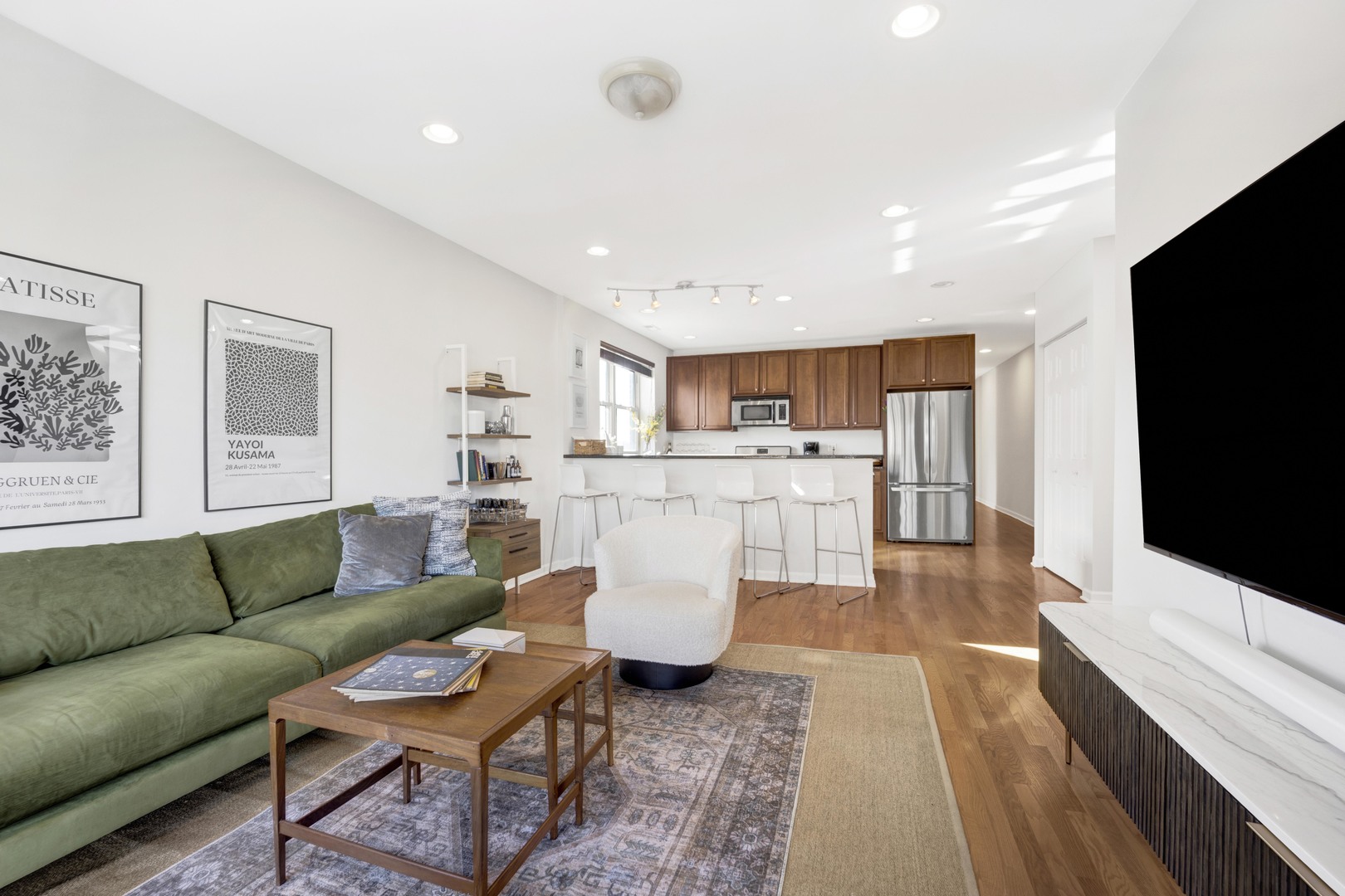 2525 W FARRAGUT Avenue Unit: 3E