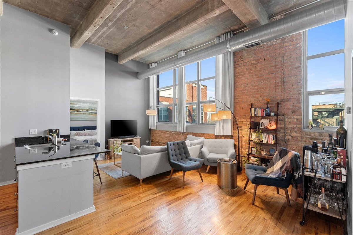 1735 N Paulina Street Unit: 606