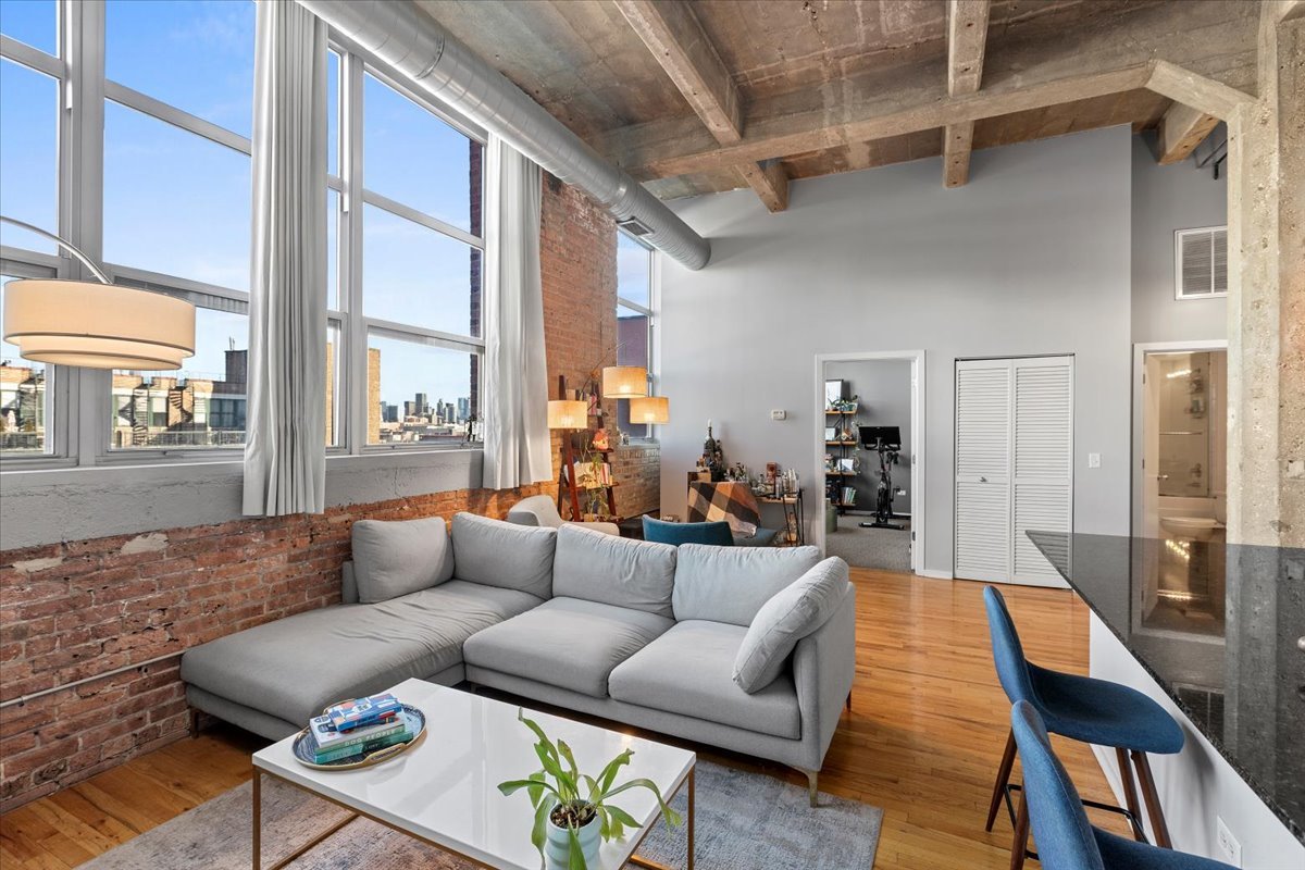 1735 N Paulina Street Unit: 606