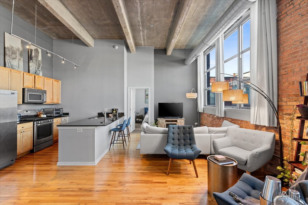 1735 N Paulina Street Unit: 606
