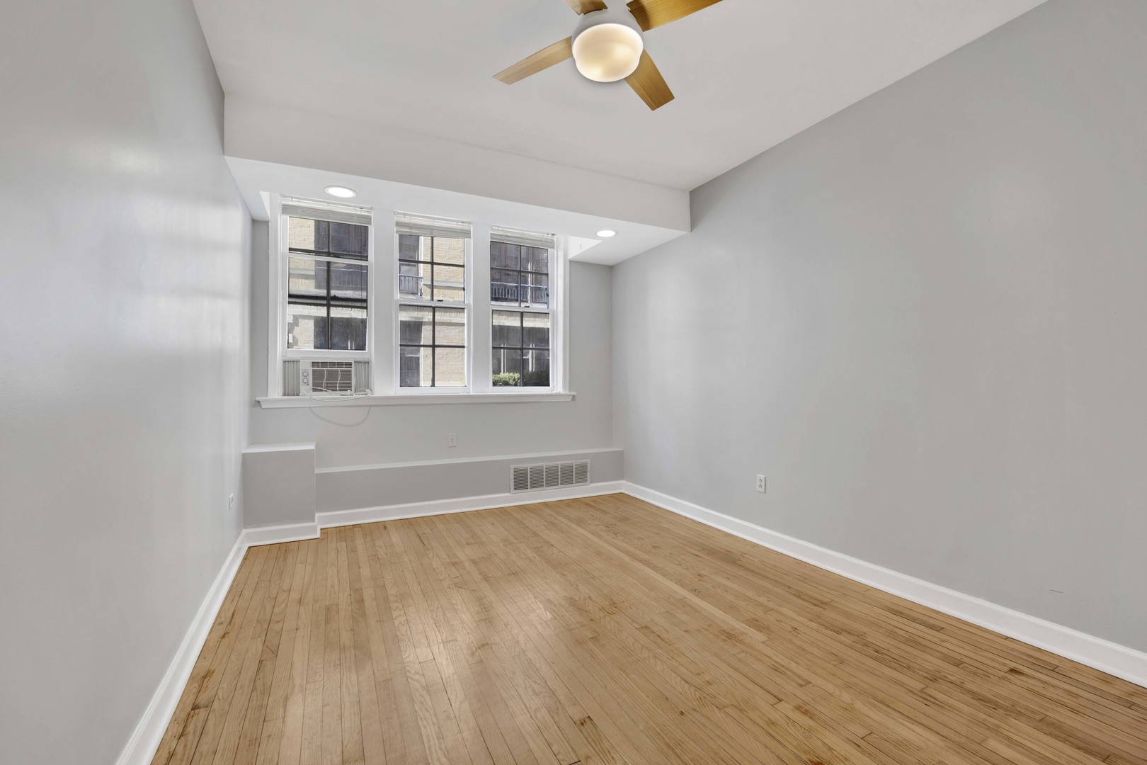 440 W Surf Street Unit: G