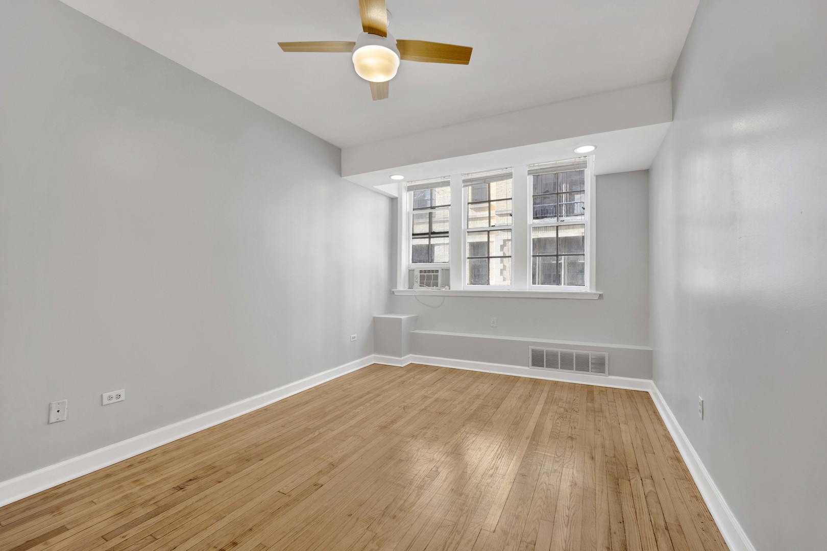440 W Surf Street Unit: G