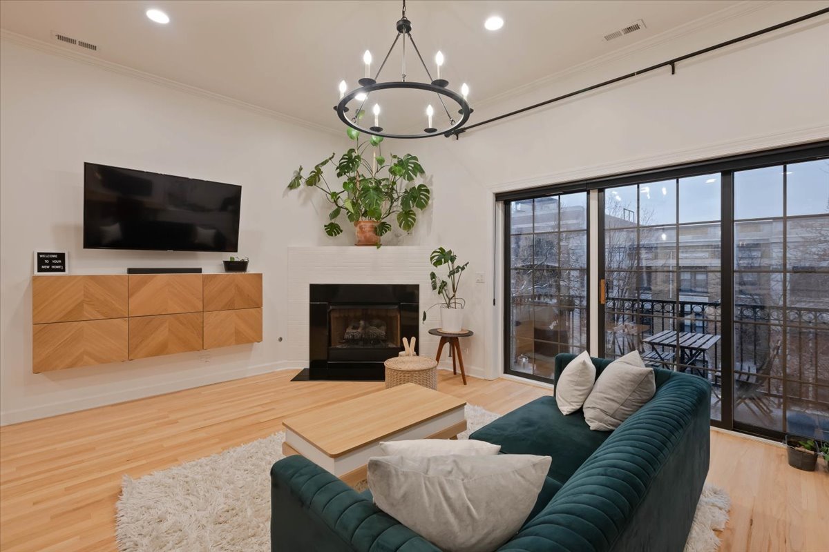 663 W Barry Avenue Unit: 4D
