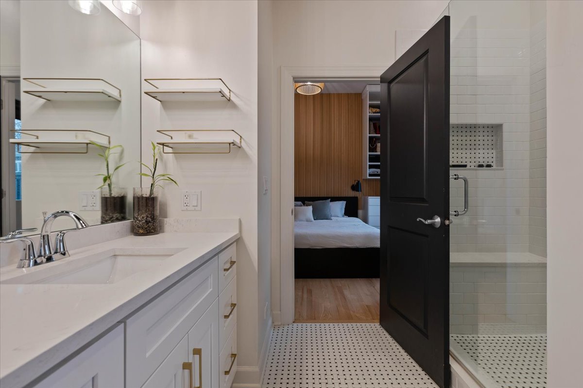 663 W Barry Avenue Unit: 4D
