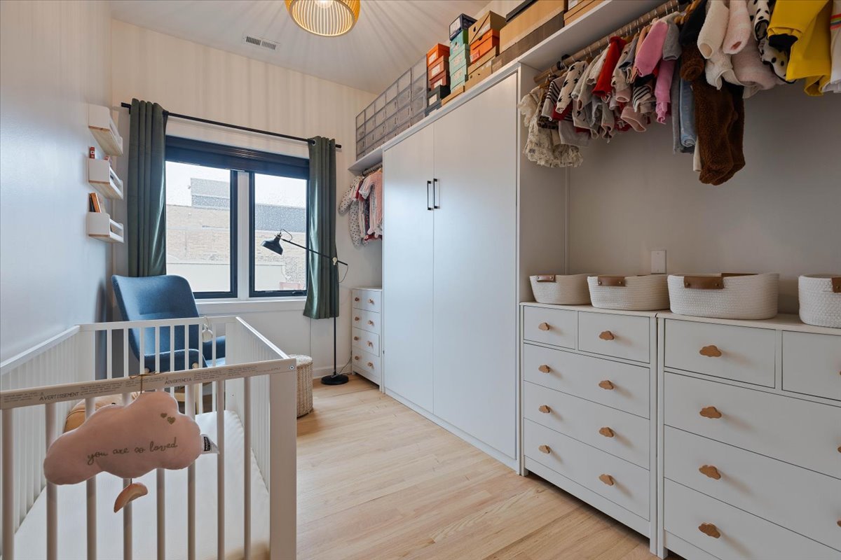 663 W Barry Avenue Unit: 4D
