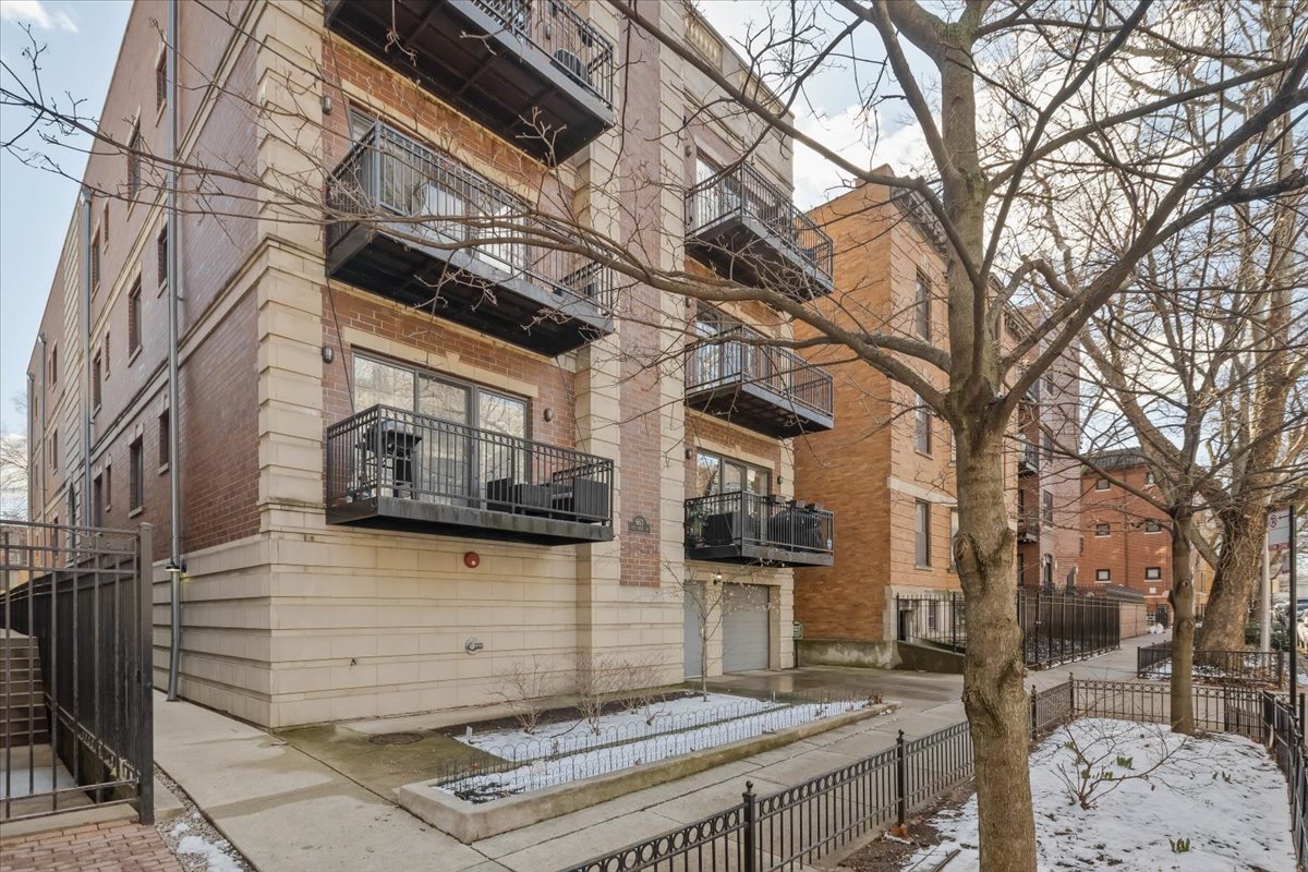 663 W Barry Avenue Unit: 4D