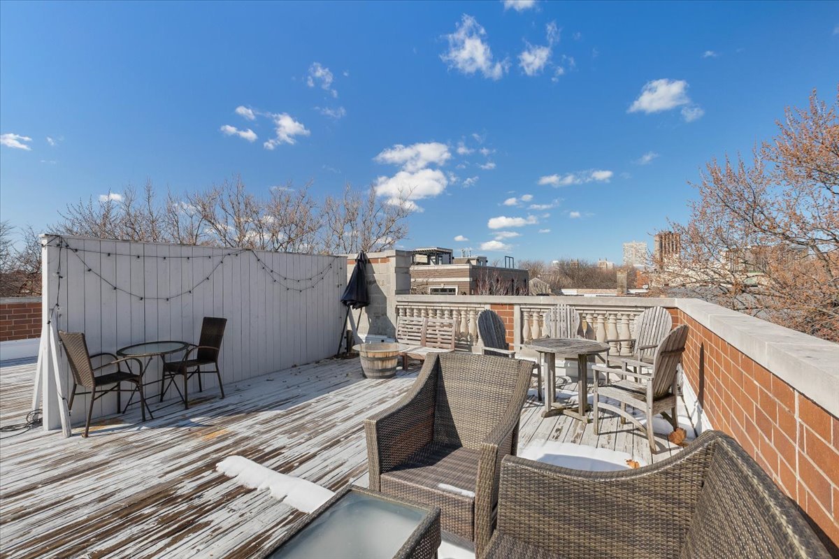 663 W Barry Avenue Unit: 4D