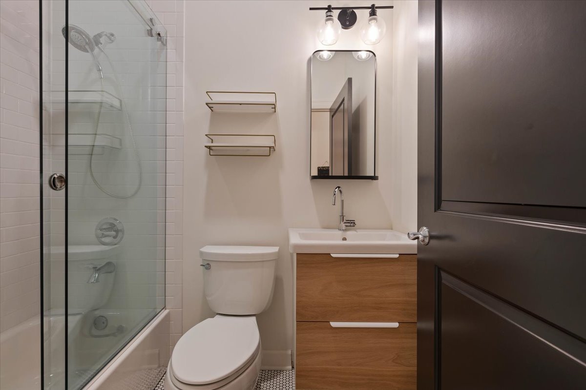663 W Barry Avenue Unit: 4D