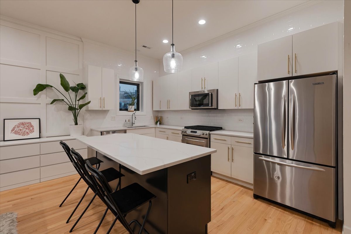 663 W Barry Avenue Unit: 4D