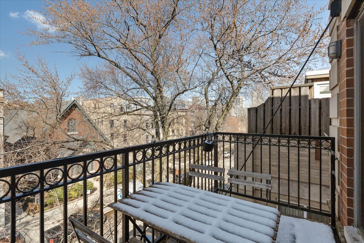 663 W Barry Avenue Unit: 4D