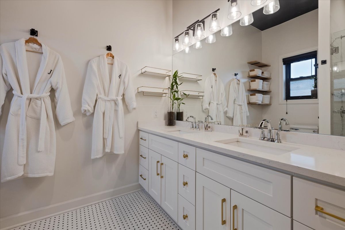 663 W Barry Avenue Unit: 4D