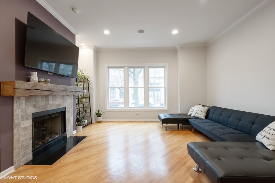 1306 W FLETCHER Street Unit: 1E
