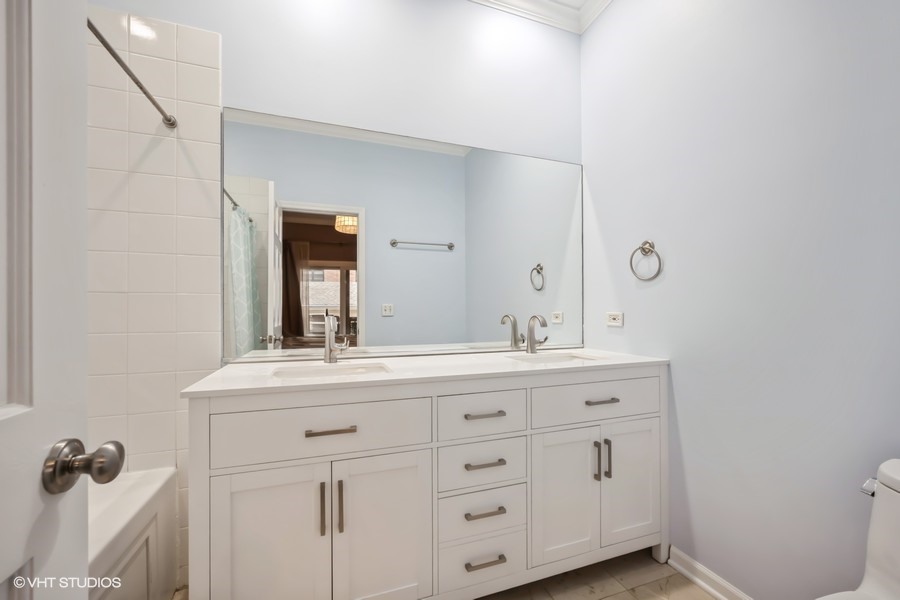 1306 W FLETCHER Street Unit: 1E