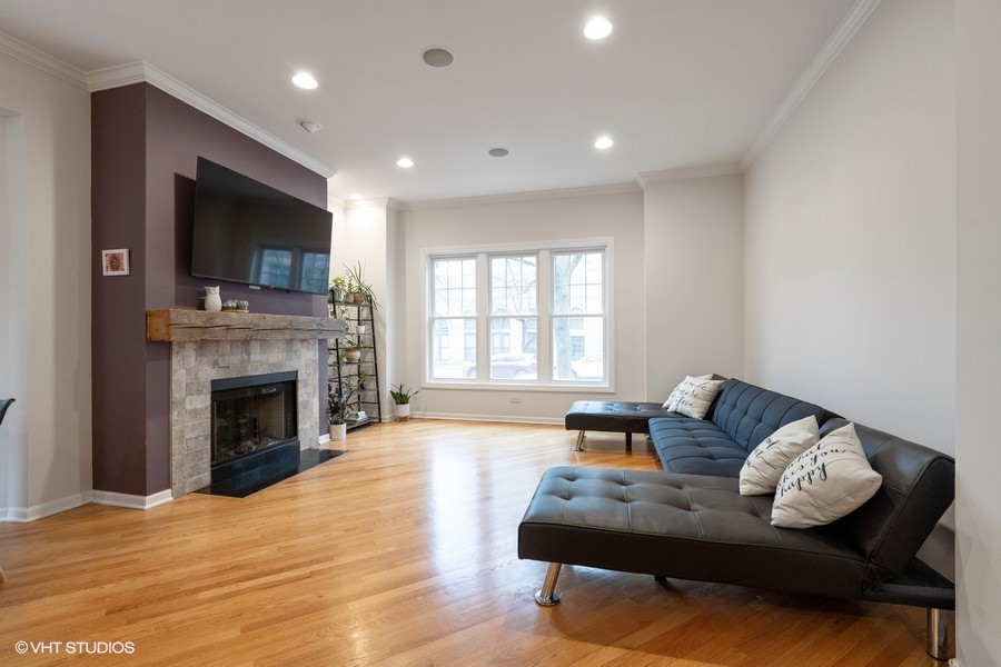 1306 W FLETCHER Street Unit: 1E
