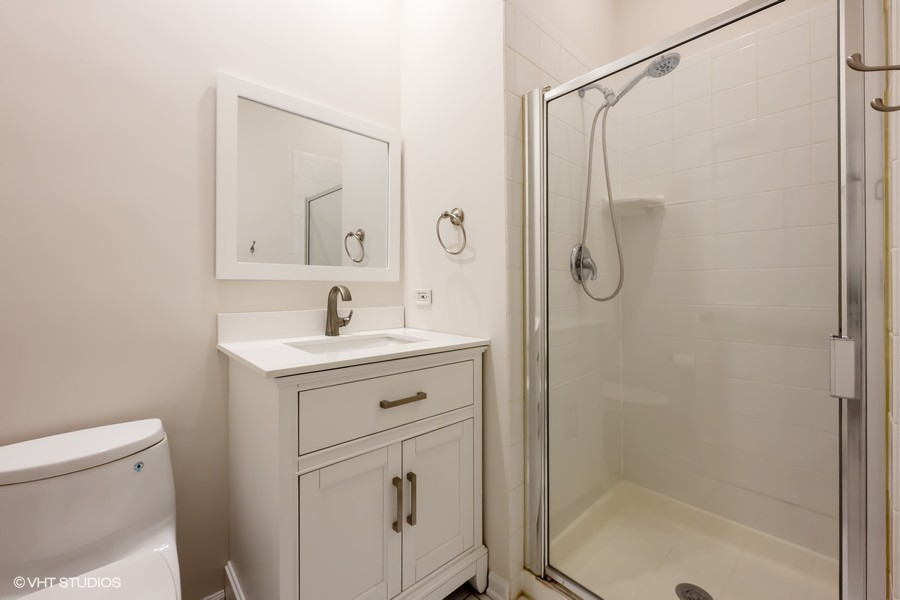 1306 W FLETCHER Street Unit: 1E