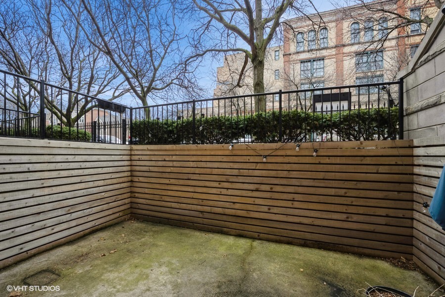 1306 W FLETCHER Street Unit: 1E