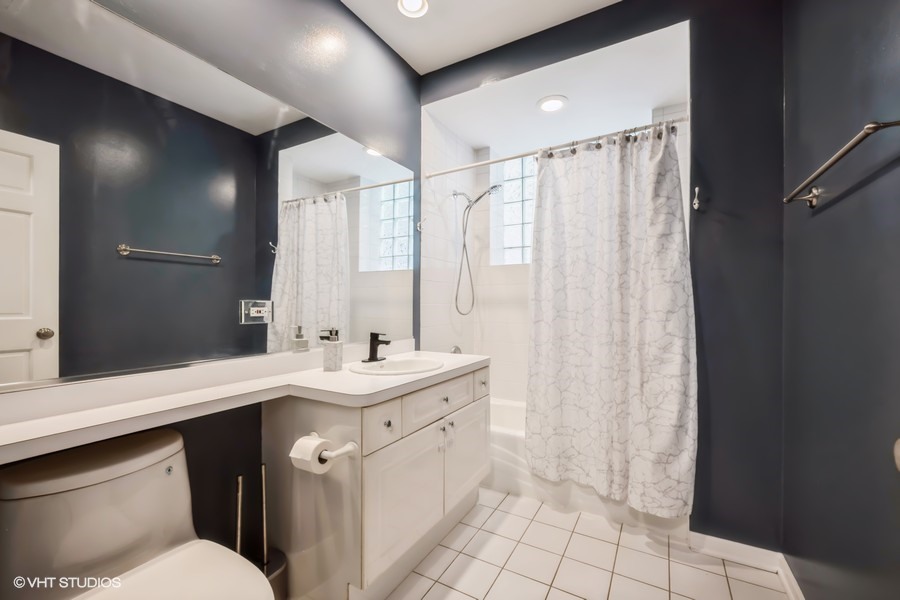 1306 W FLETCHER Street Unit: 1E