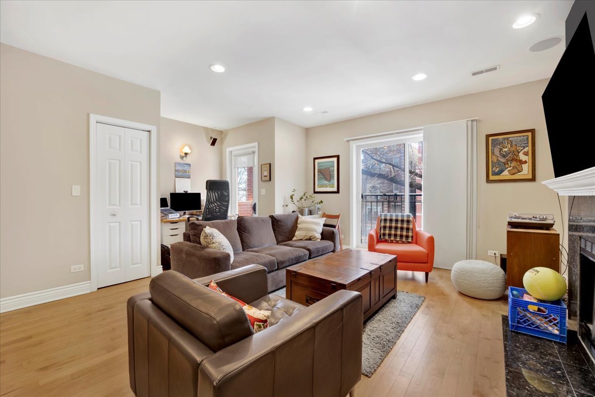 2841 N Damen Avenue Unit: 2